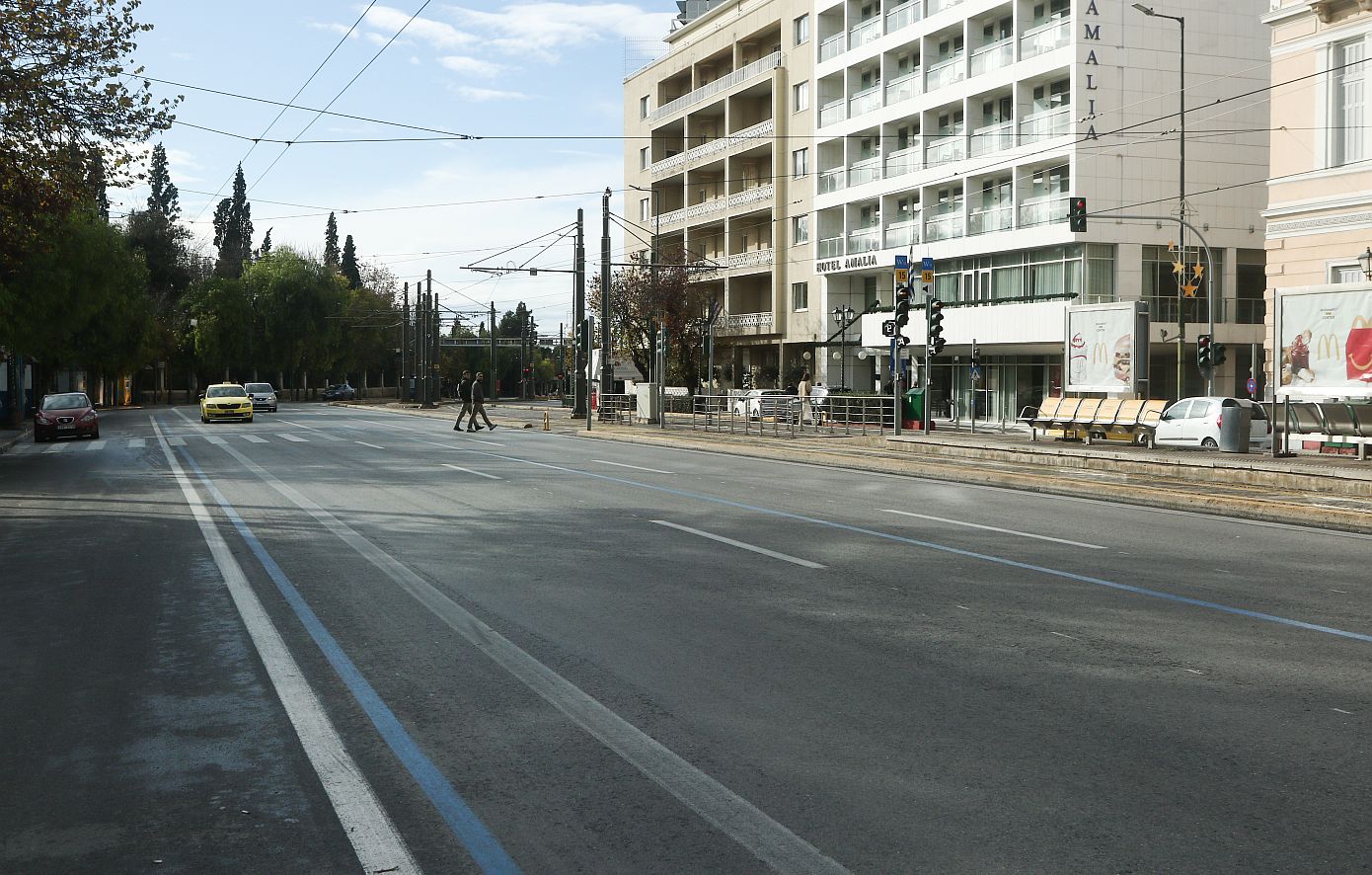 Πόλη &#8211; φάντασμα η Αθήνα ανήμερα των Χριστουγέννων  -Δείτε φωτογραφίες