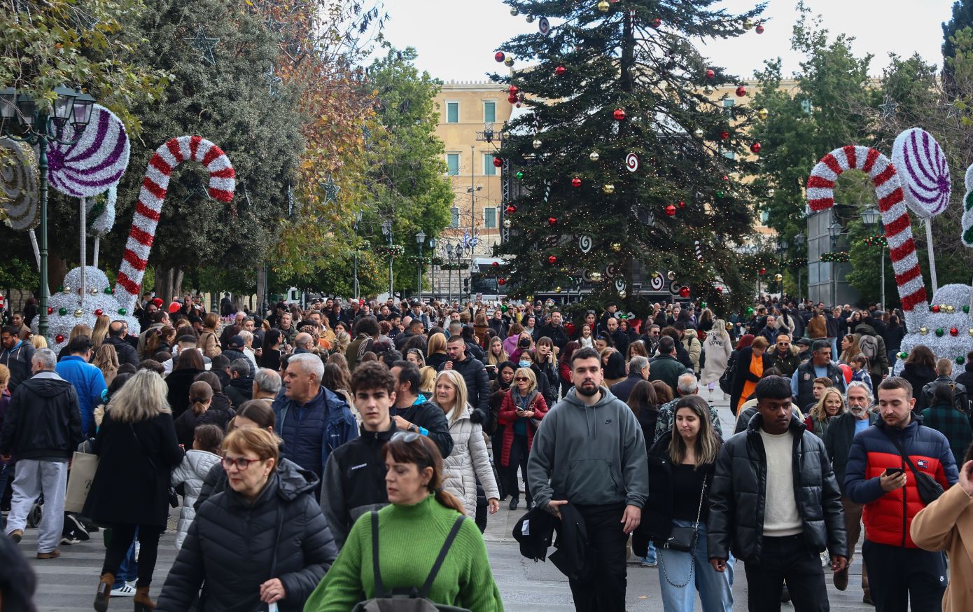 «Πλημμύρισε» από κόσμο το κέντρο της Αθήνας για τις τελευταίες αγορές &#8211; Τα ωράρια για μαγαζιά και σούπερ μάρκετ