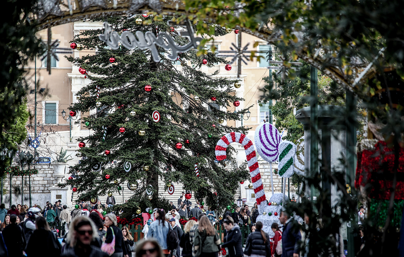 Ανοικτά σήμερα ενόψει Χριστουγέννων τα εμπορικά καταστήματα