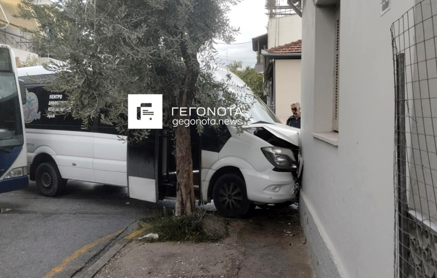 Οδηγός παραβίασε STOP και εμβόλισε βανάκι μεταφοράς Ατόμων με Ειδικές Ανάγκες