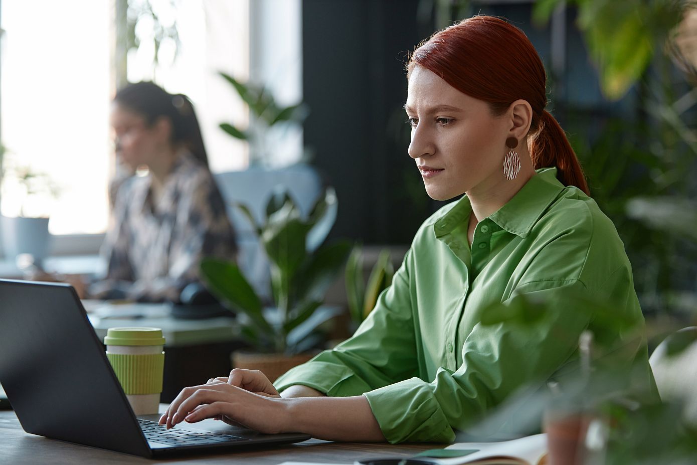 Green workspaces: Tα ιδανικά φυτά για το γραφείο ώστε να κλείνει το 8ωρο με θετικά vibes