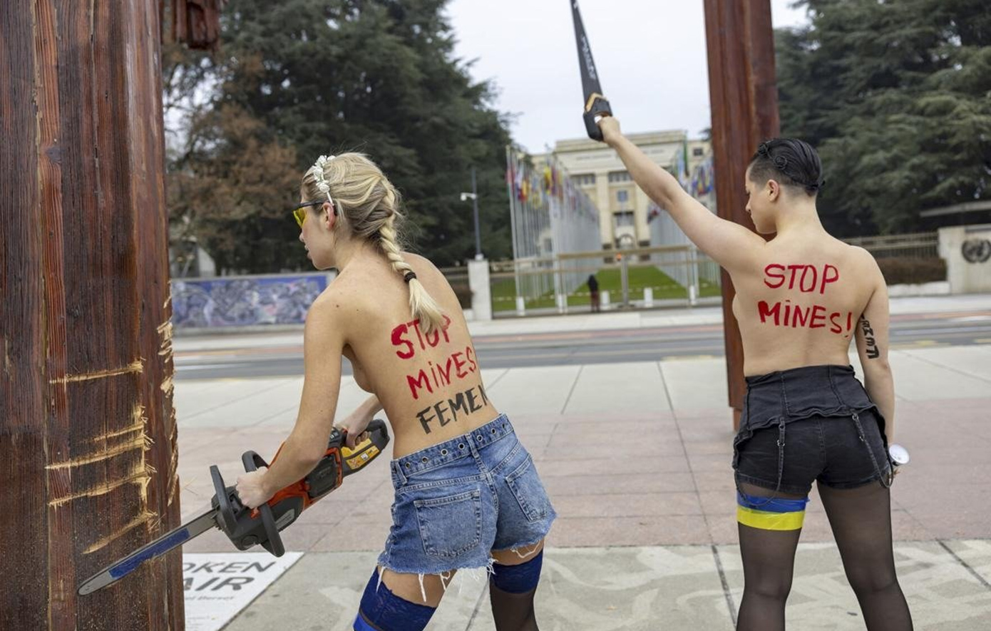 Γυμνόστηθα μέλη της ουκρανικής οργάνωσης Femen κατέστρεψαν μνημείο έξω από το κτίριο των Ηνωμένων Εθνών στη Γενεύη