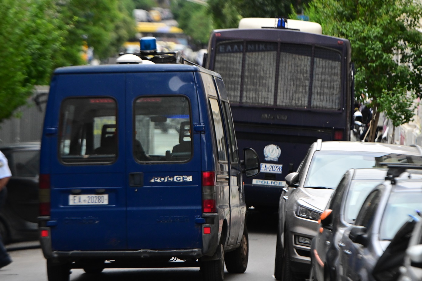 Σε εξέλιξη μεγάλη αστυνομική επιχείρηση για εκβιασμούς, εκρήξεις, όπλα και ναρκωτικά &#8211; 23 συλλήψεις