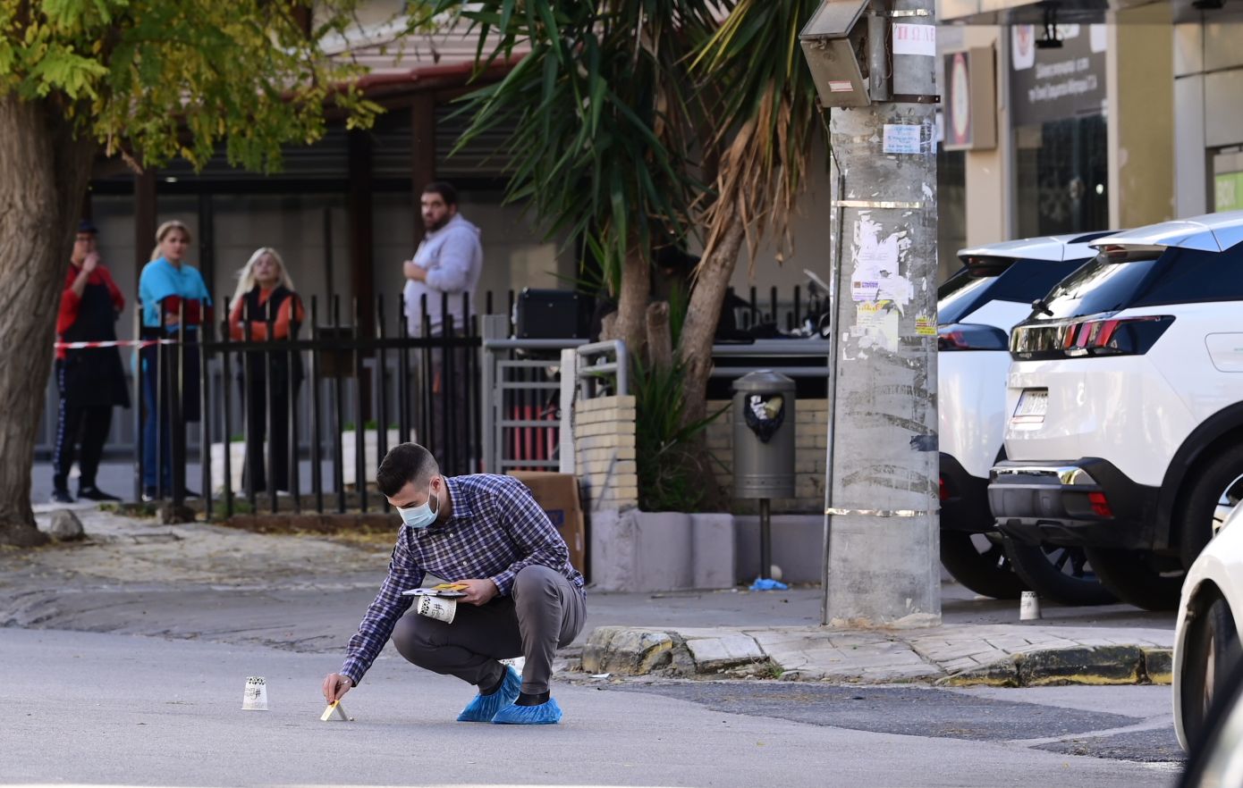 Οι πυροβολισμοί στη Γλυφάδα έπεσαν δίπλα από νηπιαγωγείο &#8211; Η αντίδραση της δασκάλας για να προστατέψει τα παιδιά