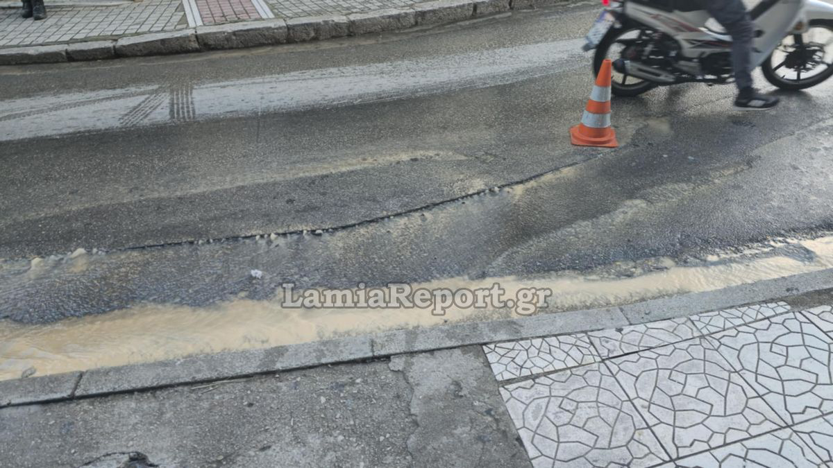 Υποχώρησε το οδόστρωμα στο κέντρο της Λαμίας &#8211; Λίγο έλειψε να «καταπιεί» αστικό λεωφορείο