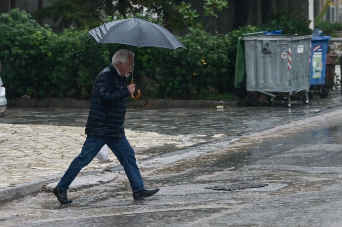 «Παρέλαση» κακοκαιριών τις επόμενες ημέρες – Πώς επηρεάζεται η Αττική, οι «κόκκινες» περιοχές