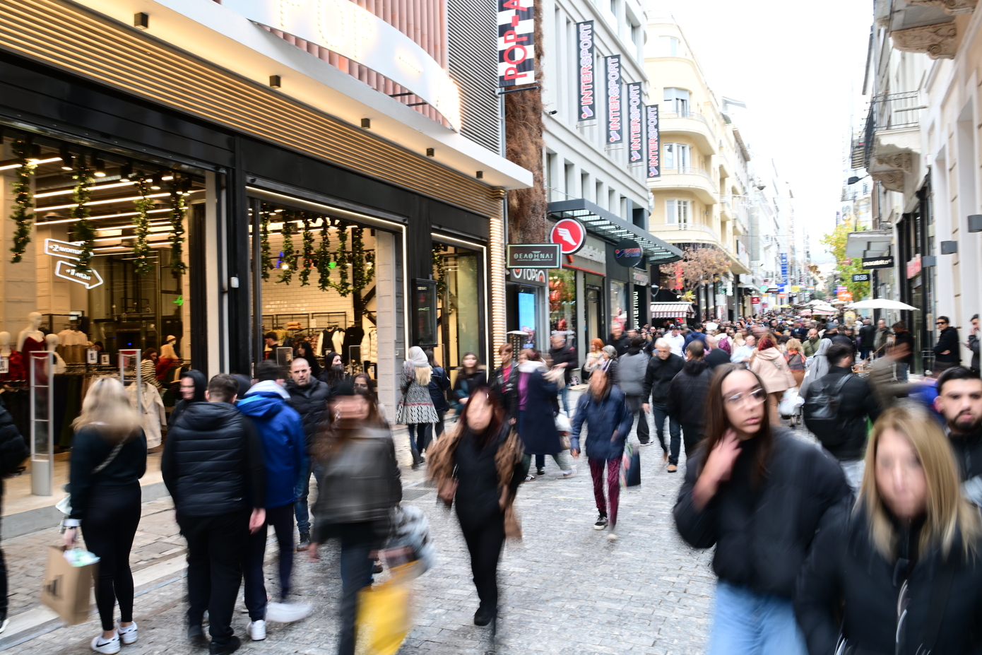 Κορυφώνεται η κίνηση στην εορταστική αγορά &#8211; Αισιόδοξοι οι επιχειρηματίες, προσδοκούν ότι ο τζίρος θα ξεπεράσει τα 4 δισ. ευρώ