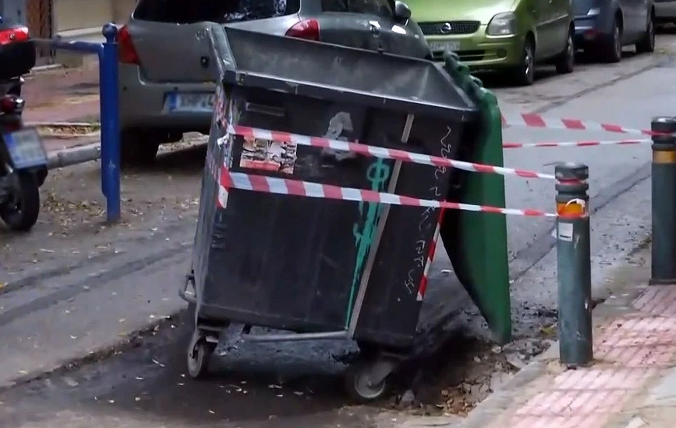 Διακοπή της κυκλοφορίας στην Ερμού λόγω καθίζησης οδοστρώματος, στο κέντρο της Αθήνας