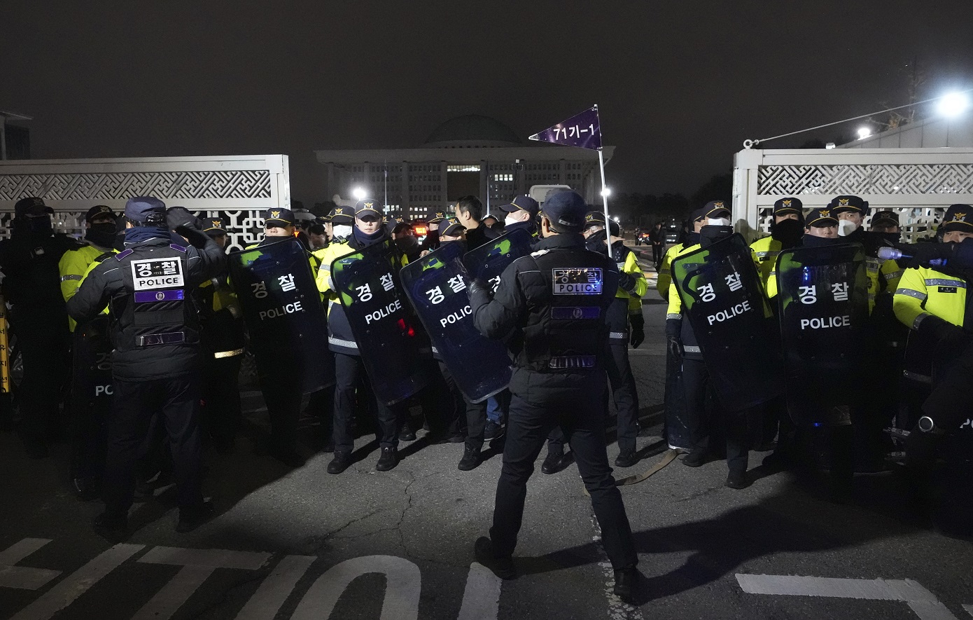 Σε σοκ η Νότια Κορέα μετά τον στρατιωτικό νόμο: Καταψηφίστηκε από τη Βουλή &#8211; «Ντου» του στρατού σε κοινοβούλιο και σταθμούς