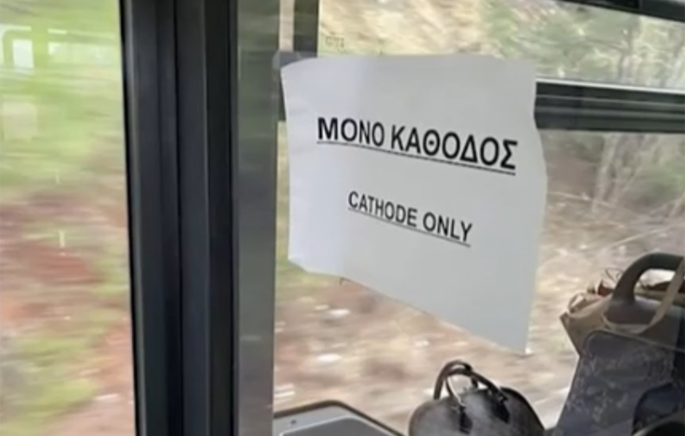 Viral επιγραφή σε ελληνικό λεωφορείο &#8211; «Cathode only»