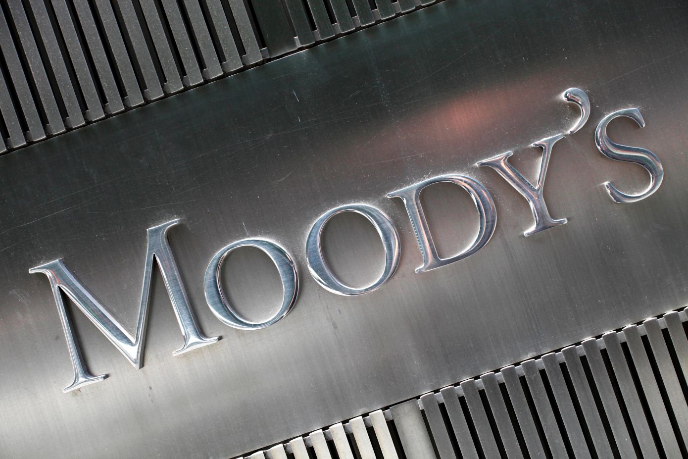 Moody&#8217;s: Η πτώση της κυβέρνησης Μπαρνιέ μειώνει την πιθανότητα μιας σταθεροποίησης των δημόσιων οικονομικών