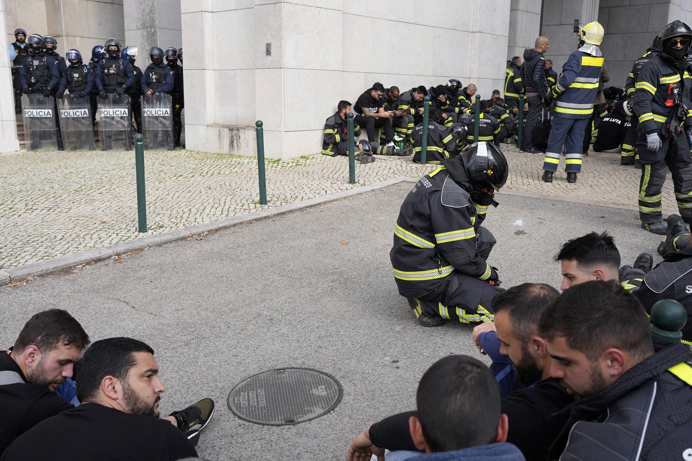 Εκατοντάδες πυροσβέστες διαδήλωσαν στη Λισαβόνα διεκδικώντας μισθολογικές αυξήσεις