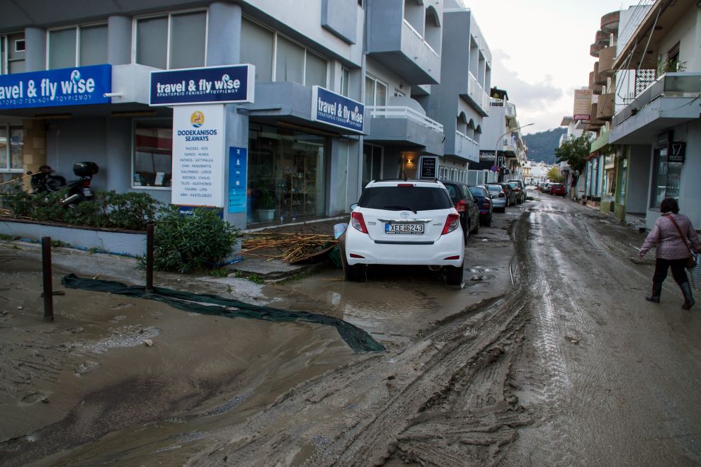 Κατέρρευσε το μπαλκόνι στο κτίριο του ΟΑΕΔ στη Ρόδο