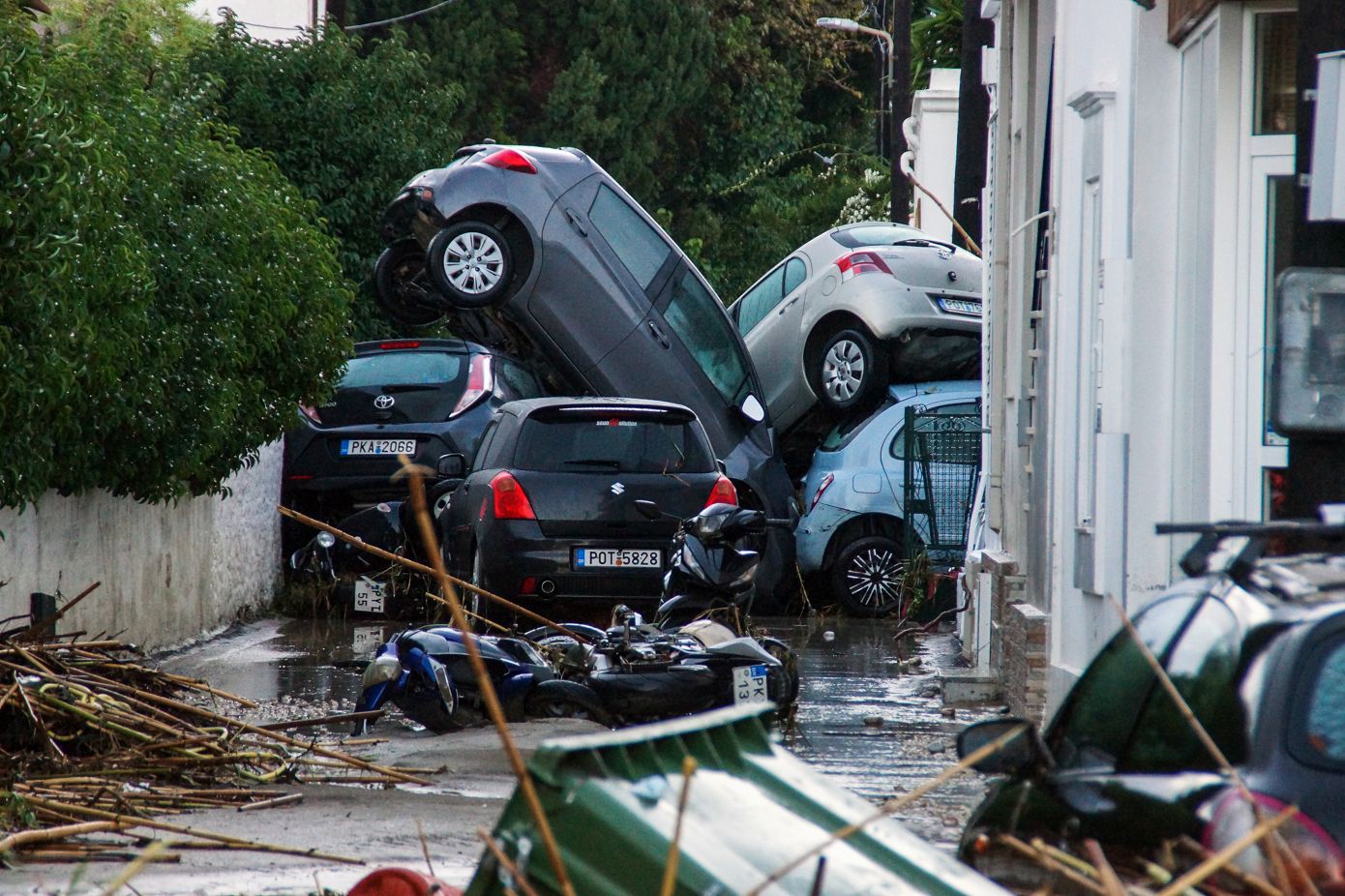 Συγκλονιστικές εικόνες από τις καταστροφές που προκάλεσε στη Ρόδο η κακοκαιρία Bora &#8211; Προβλήματα σε πολλές περιοχές της χώρας