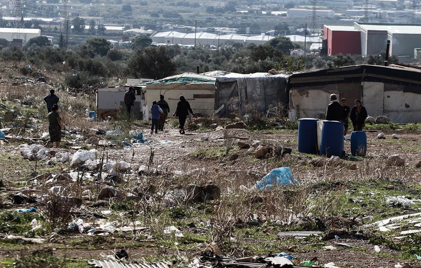 Η ζωή μέσα στο γκέτο των Ρομά: Οι δύσκολες συνθήκες στον βούρκο και τα πεινασμένα παιδιά