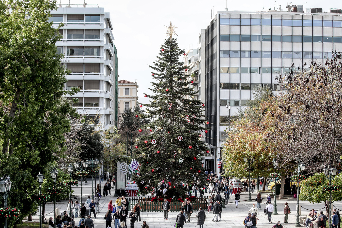 Κυριακή με ανοιχτά καταστήματα και σούπερ μάρκετ &#8211; Τι ώρες είναι σε ισχύ το εορταστικό ωράριο