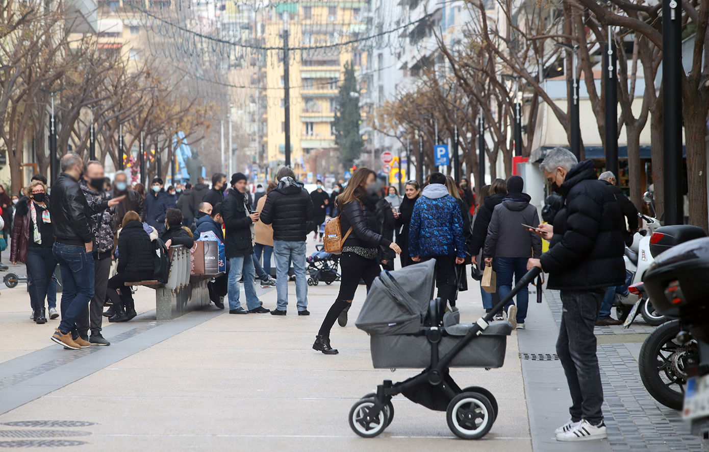 Αγορές της τελευταίας στιγμής στο κέντρο της Θεσσαλονίκης &#8211; Την τιμητική τους έχουν τα μελομακάρονα «Ντουμπάι»