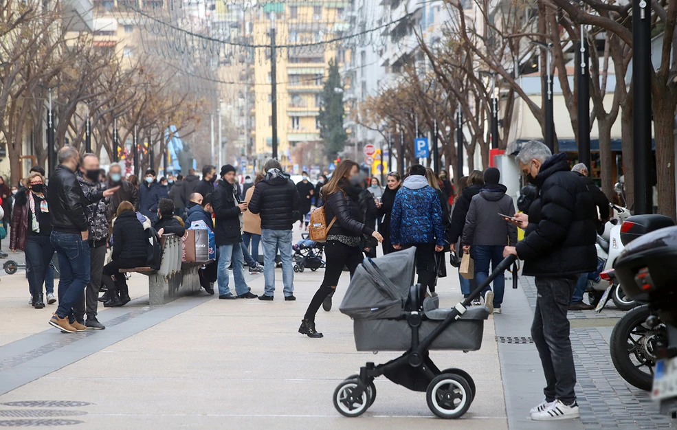 Πλημμύρισαν οι δρόμοι στη Θεσσαλονίκη – Παραμονή Πρωτοχρονιάς με ψησταριές, μουσική και γλέντι