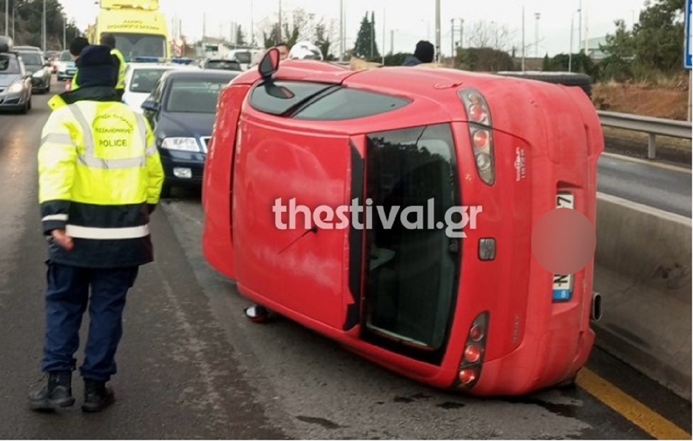 Αναποδογύρισε αμάξι με δύο ανήλικα στον περιφερειακό της Θεσσαλονίκης