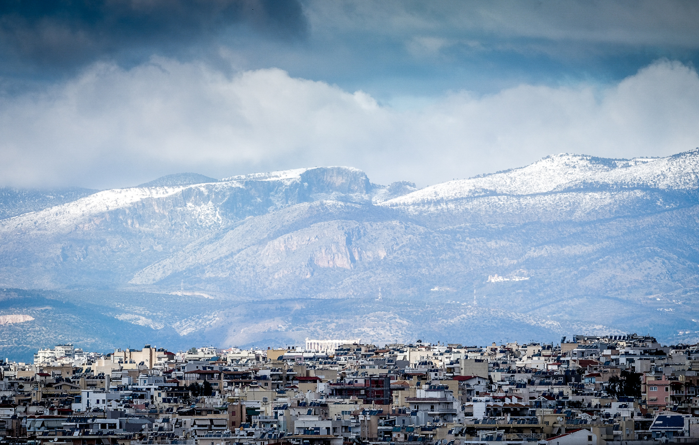 Μαγικές εικόνες στην Αττική από τα χιόνια στα βόρεια &#8211; Σε λευκό φόντο η Ακρόπολη