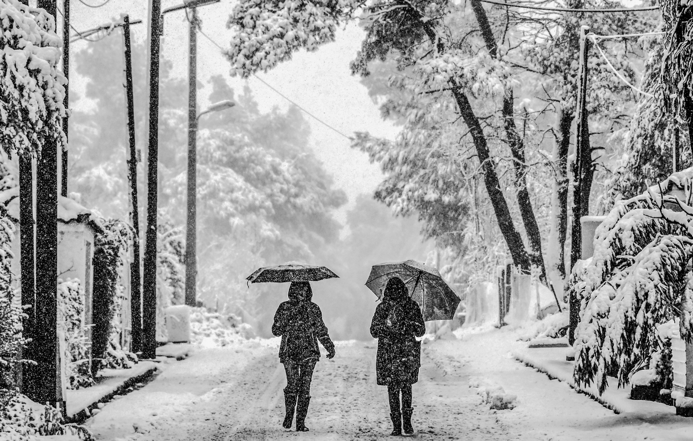 «Θα έχουμε χιόνια και στην Πεντέλη» &#8211; Σε τέσσερις φάσεις η νέα κακοκαιρία των γιορτών