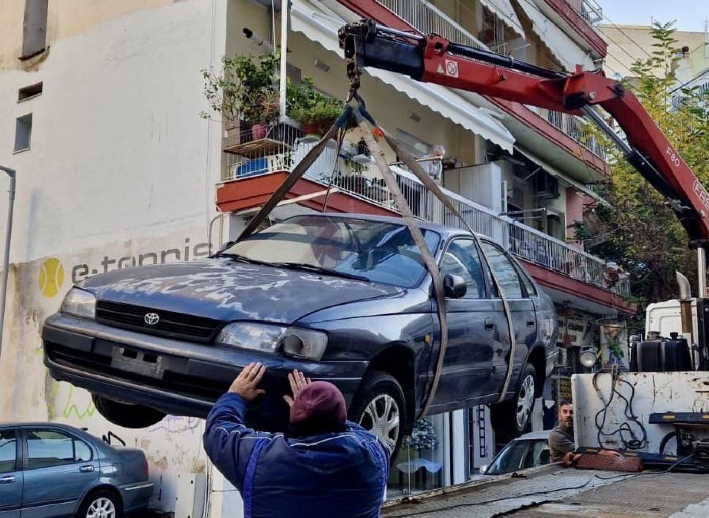 Δεκάδες εγκαταλελειμμένα Ι.Χ. και δίκυκλα μαζεύτηκαν από τους δρόμους της Θεσσαλονίκης