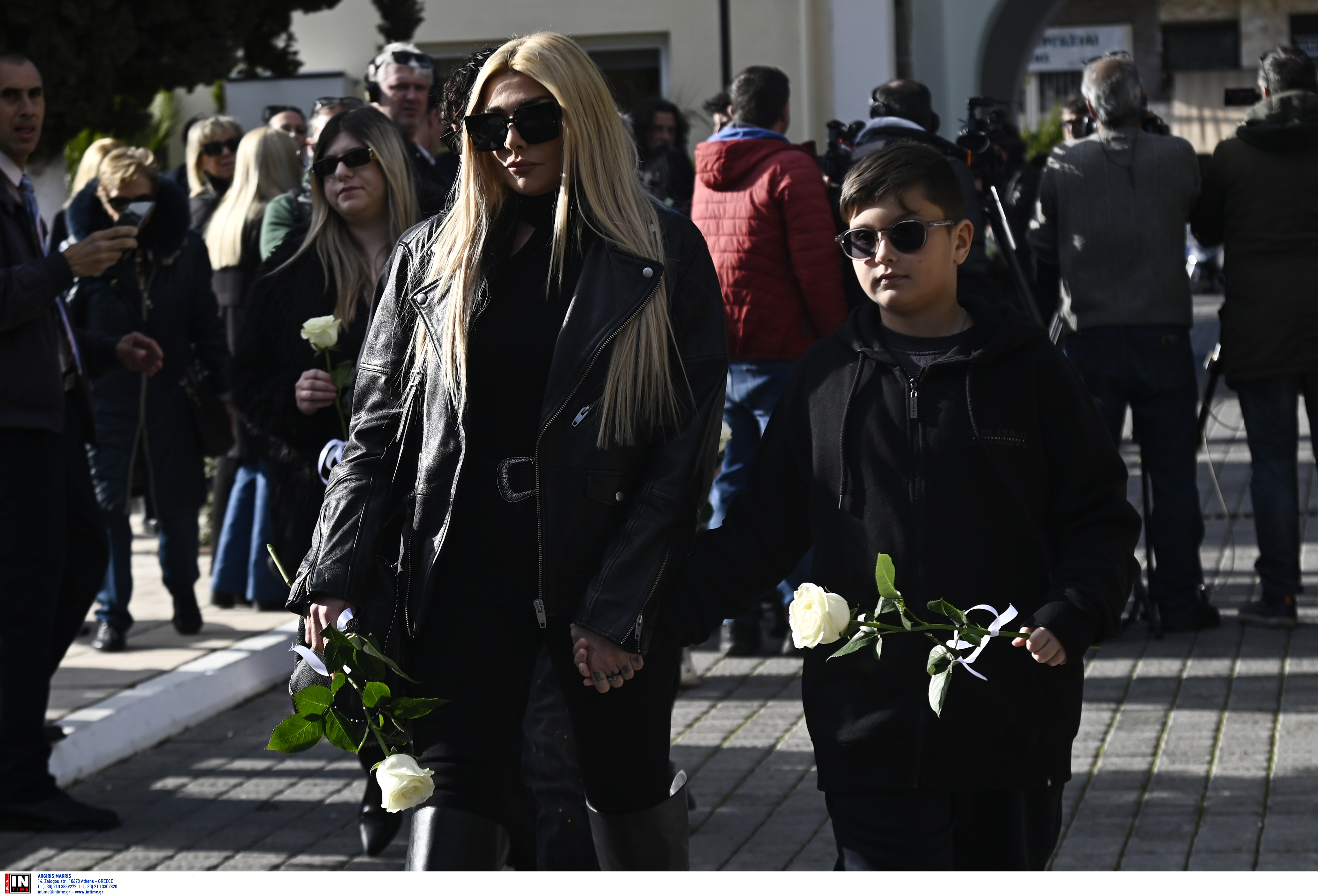 Συγκινημένη η Αγγελική Ηλιάδη στην κηδεία της Καίτης Γκρέυ &#8211; «Είναι δύσκολες οι στιγμές αυτές»