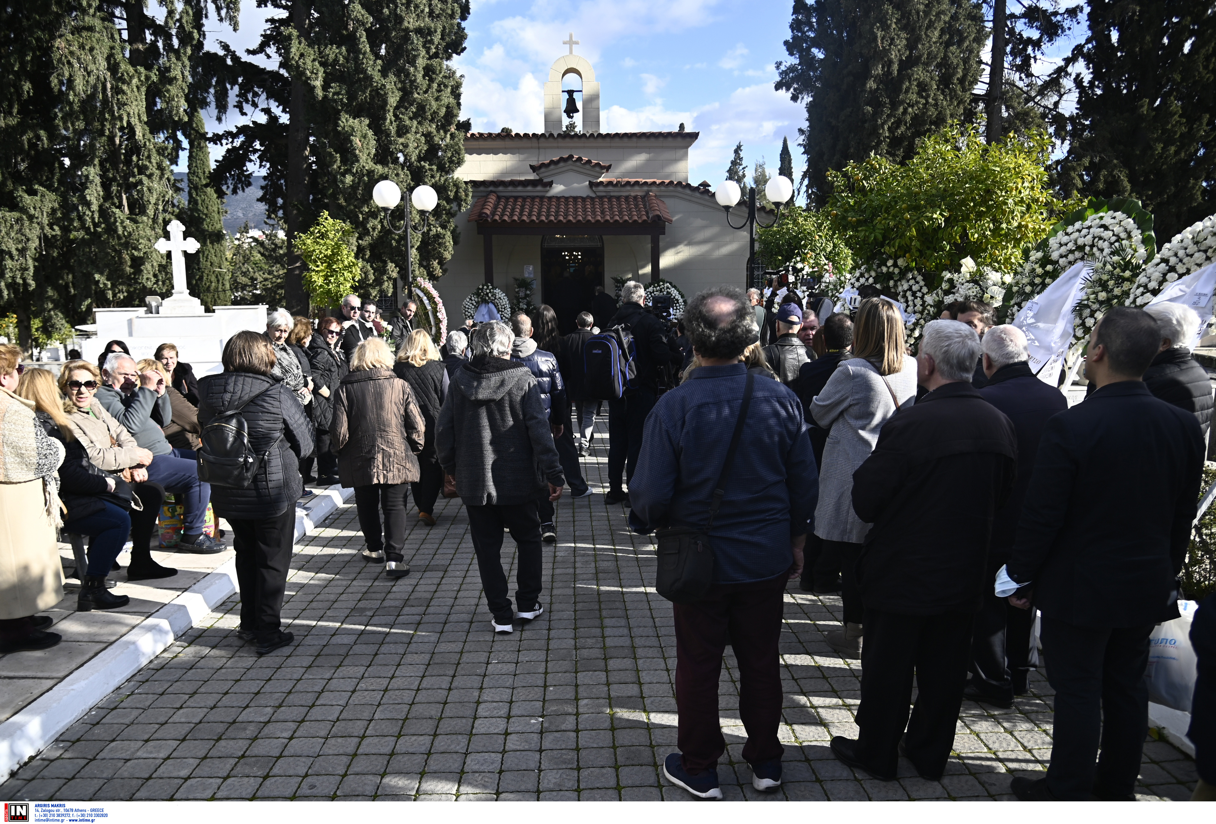 Σε κλίμα συγκίνησης το τελευταίο αντίο στην Καίτη Γκρέυ – Πλήθος κόσμου στην κηδεία της μεγάλης λαϊκής τραγουδίστριας