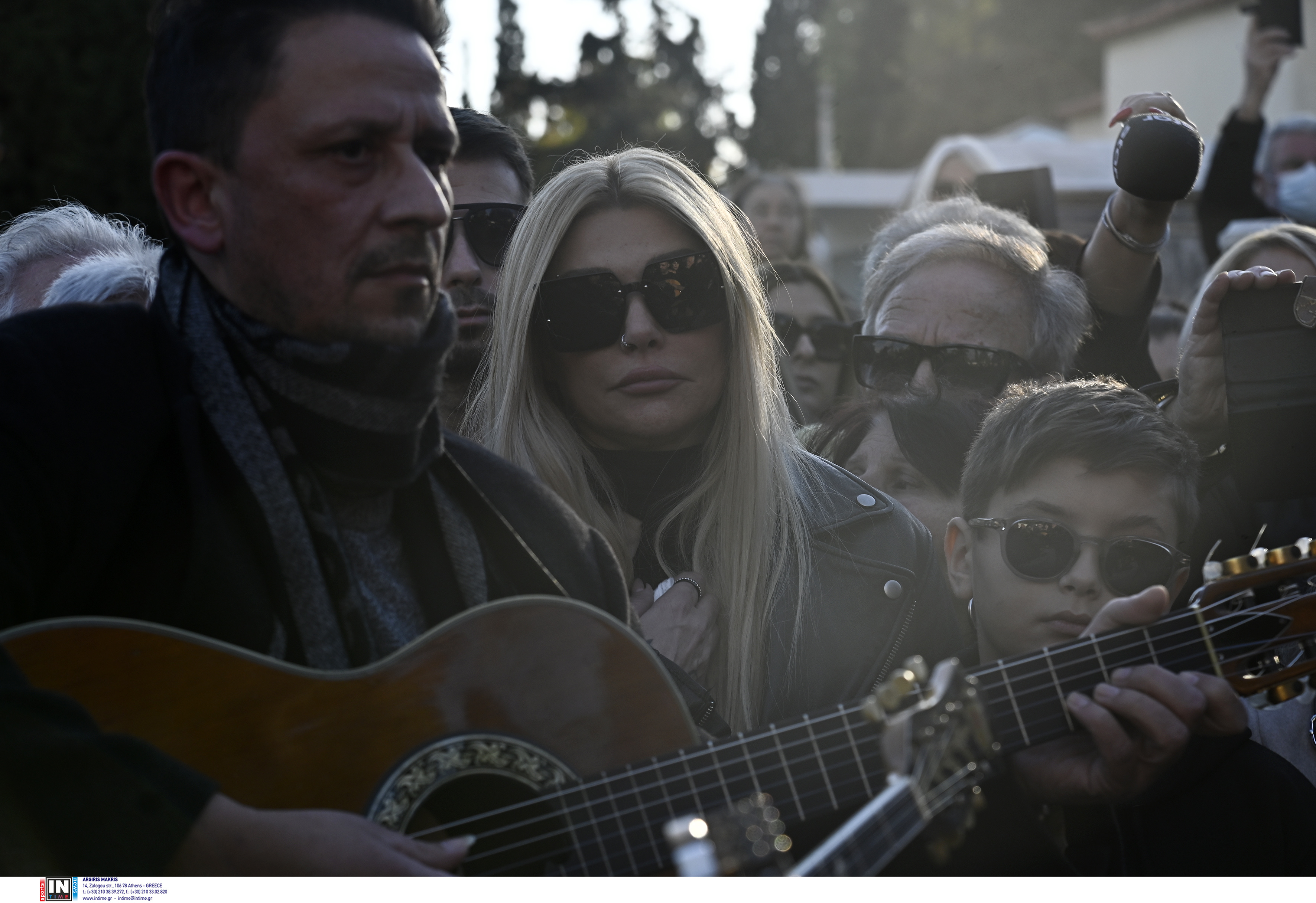 Συγκίνηση στο τελευταίο αντίο στην Καίτη Γκρέυ &#8211; Την αποχαιρέτησαν τραγουδώντας το «Βουνό»