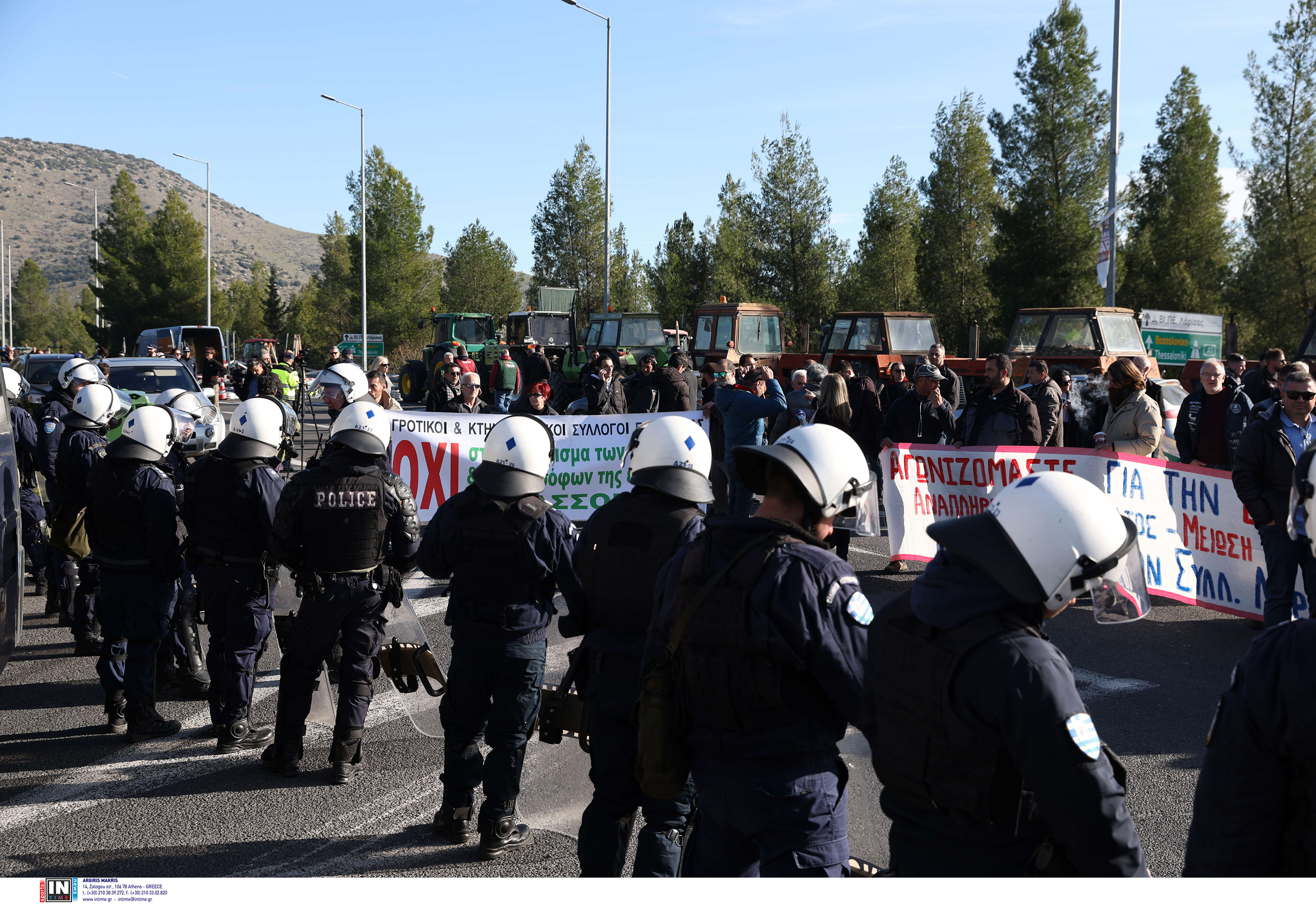 Τραυματίστηκε αστυνομικός, λέει η ΕΛ.ΑΣ. για τα επεισόδια με αγρότες στον Ε-65 στη Θεσσαλία