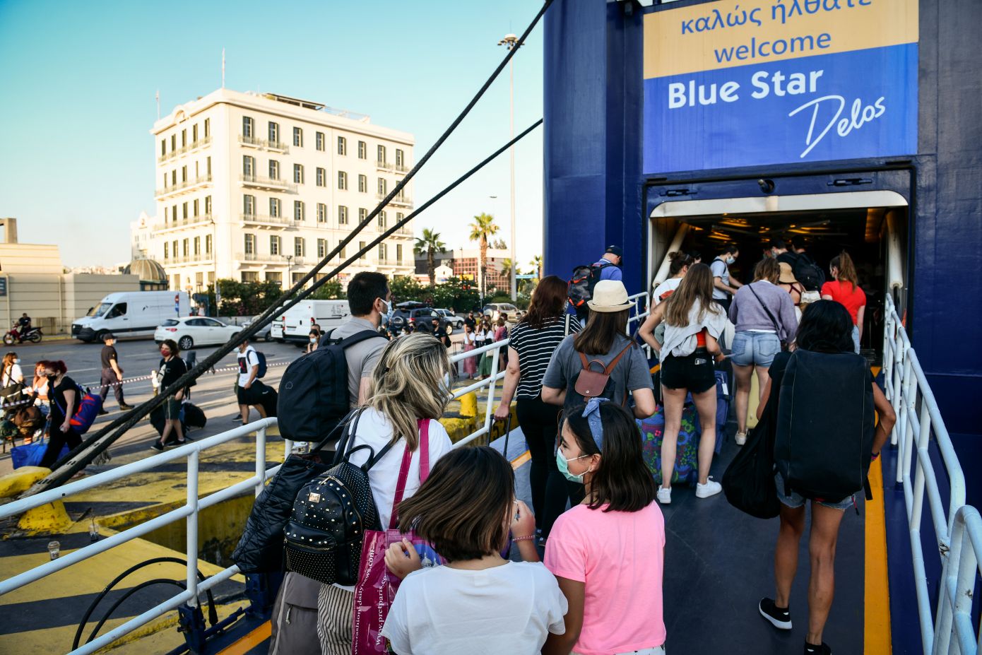 «Blue Star Delos», το πρώτο πλοίο που κατέπλευσε στο λιμάνι του Πειραιά το 2025