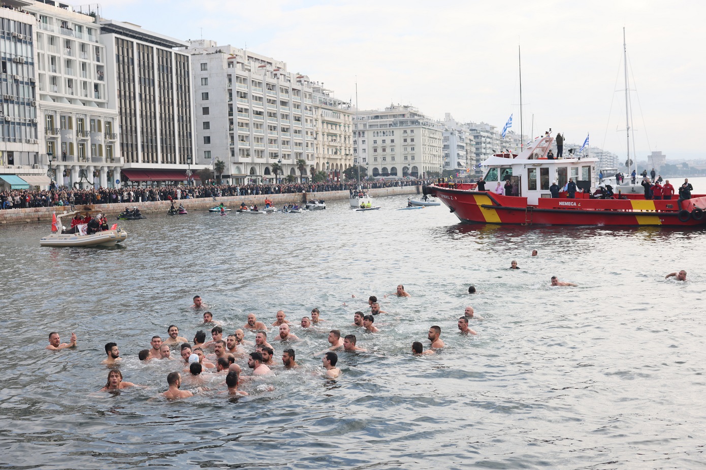 «Παρεξήγηση» στη Θεσσαλονίκη με τους βουτηχτές για τον Σταυρό &#8211; Είχαν συνεννοηθεί να τον πιάσει ένας 11χρονος, αλλά&#8230;