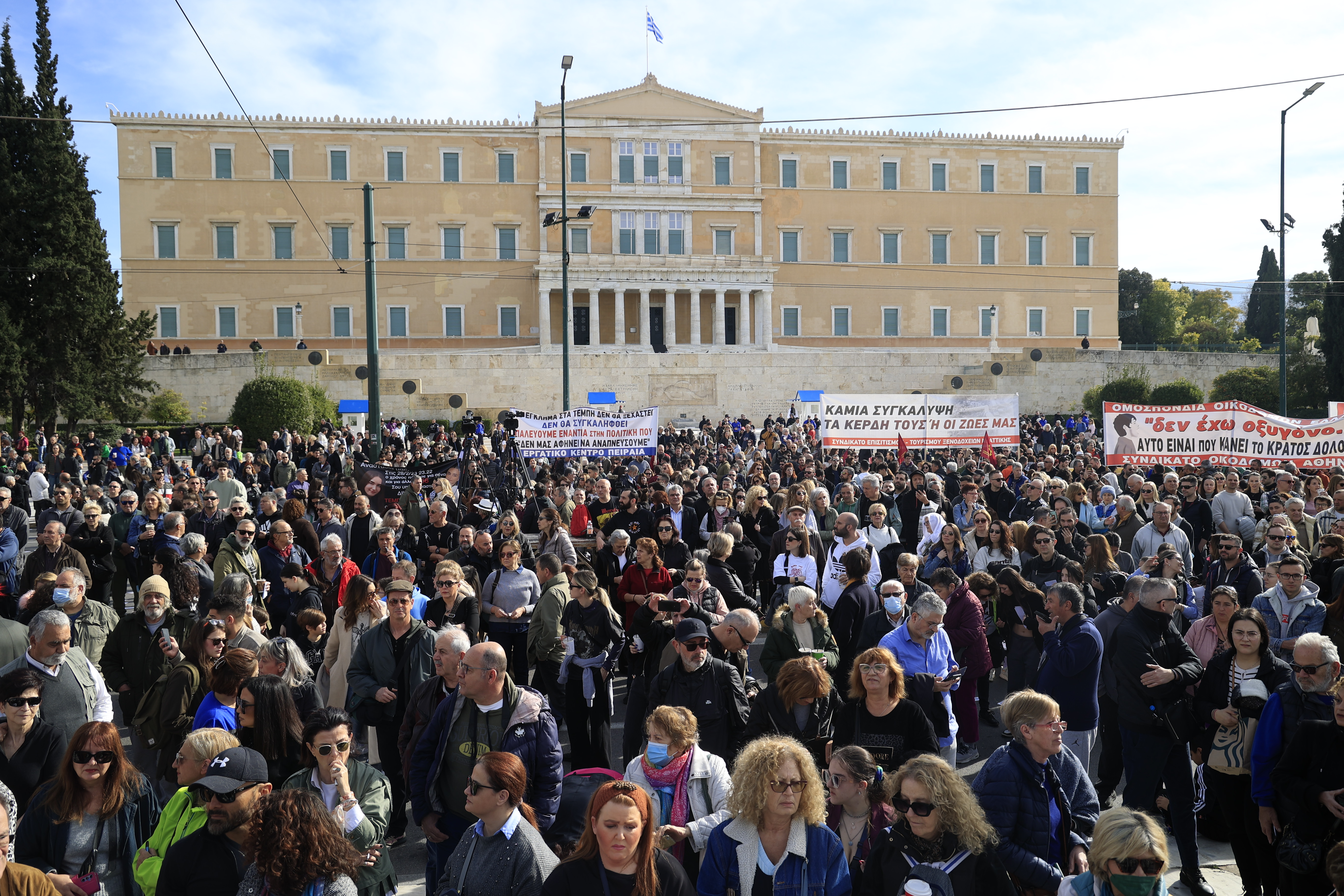 Η αίθουσα επιχειρήσεων, τα μπαλκόνια των 700 ευρώ, οι νεοδημοκράτες στις πορείες και οι συνεργάτες της Σακελλαροπούλου