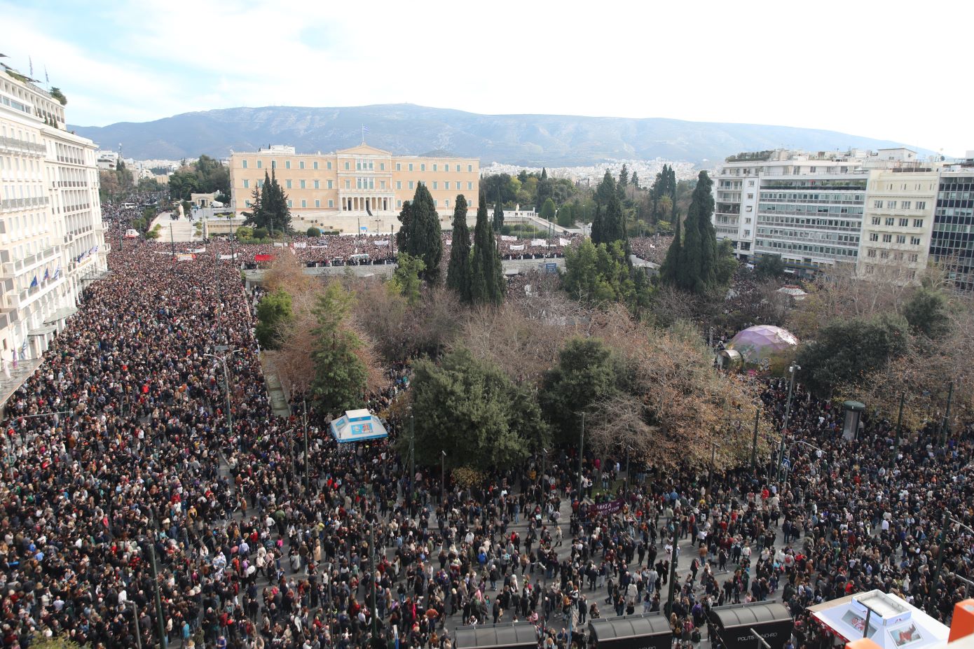 «Δεν έχω οξυγόνο»: Κοσμοσυρροή σε Σύνταγμα, Θεσσαλονίκη και άλλες πόλεις &#8211; Χιλιάδες ζητούν δικαιοσύνη για την τραγωδία των Τεμπών