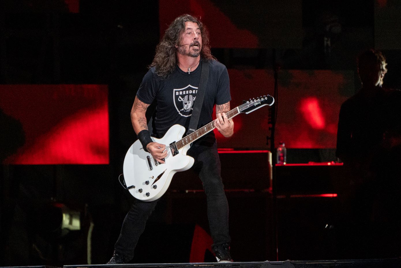 Ο Ντέιβ Γκρολ των Foo Fighters πέρασε τα γενέθλια του μαγειρεύοντας για τους πυρόπληκτους στο Λος Άντζελες