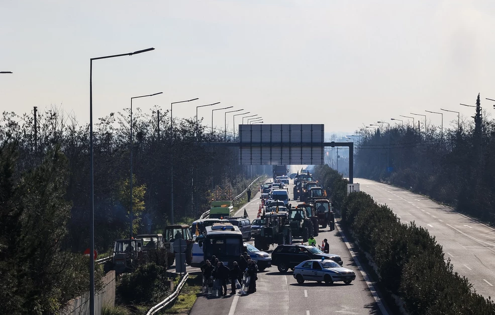 Λάρισα: Σε ωριαίο αποκλεισμό της ΠΑΘΕ προχώρησαν οι αγρότες του νομού