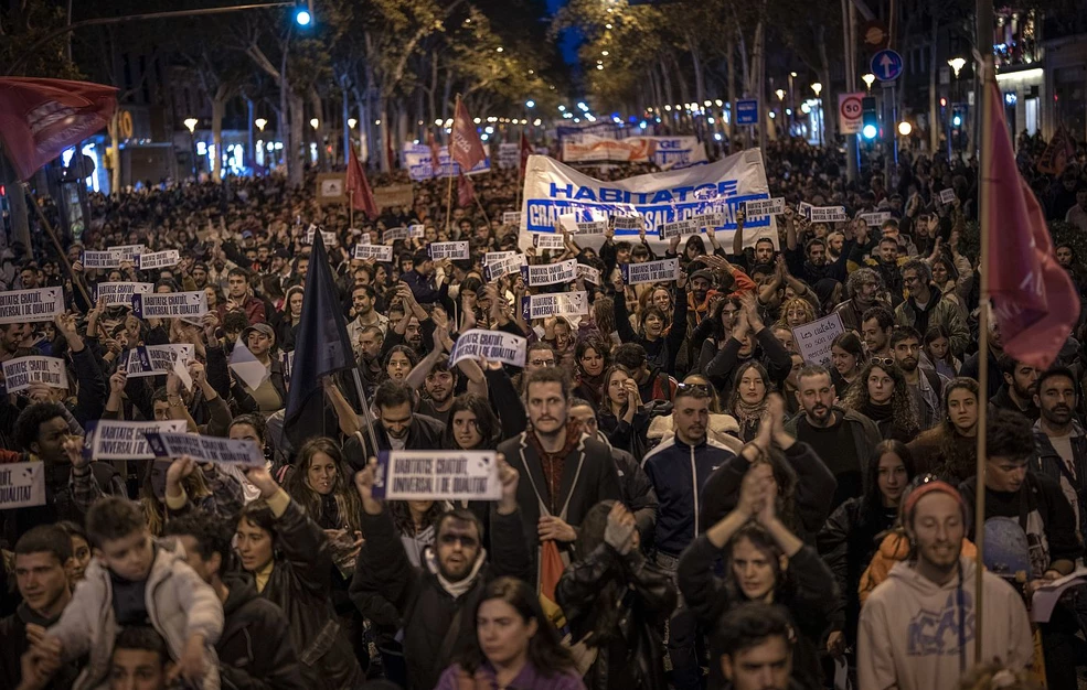 Αναβλήθηκε η έξωση ενός δασκάλου στη Βαρκελώνη, έπειτα από κινητοποιήσεις των κατοίκων που διαμαρτύρονται για τον υπερτουρισμό