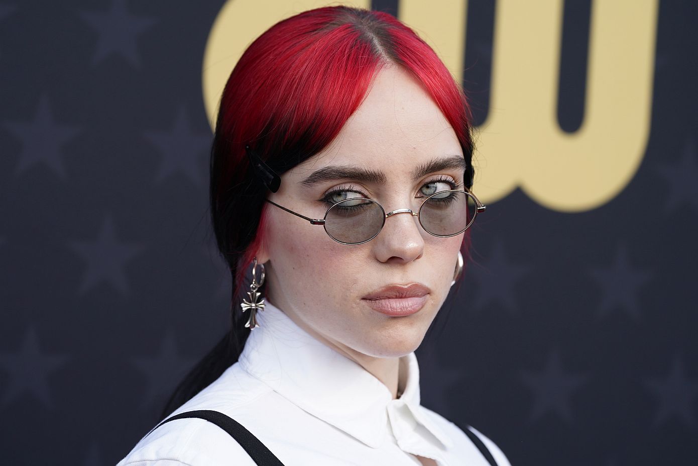 H Billie Eilish δείχνει το τέλειο τρικ για να σταθεροποιήσετε το μολύβι στο εσωτερικό των ματιών