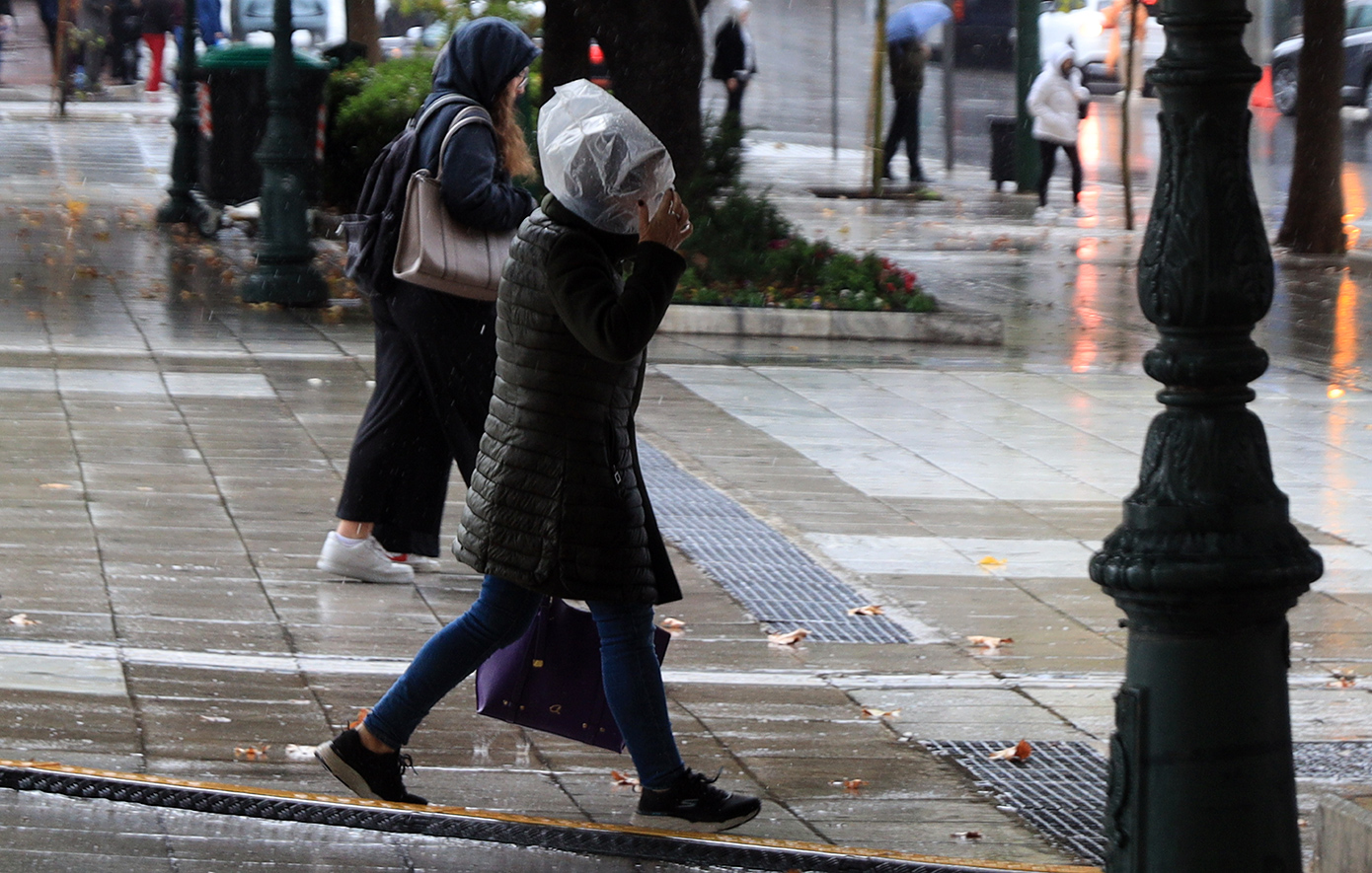 Συνεχίζεται η ψυχρή εισβολή &#8211; Πού θα βρέχει σήμερα, πόσο θα δείξουν τα θερμόμετρα και πότε επιστρέφει η ζέστη