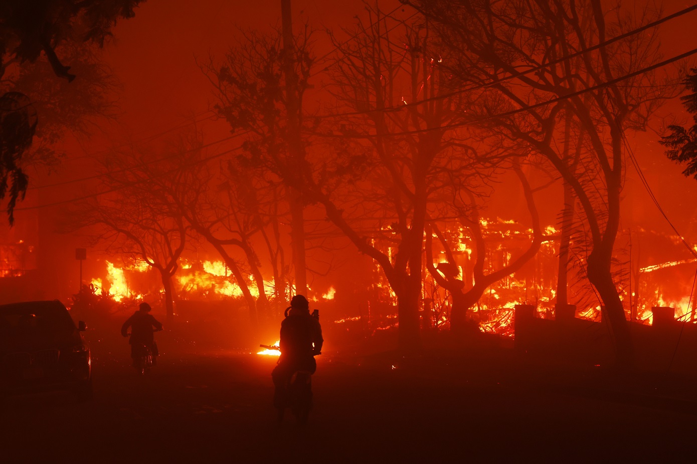 Πύρινη κόλαση στην Καλιφόρνια: Δύο νεκροί, χιλιάδες εκκενώσεις, ανεξέλεγκτα τα μέτωπα