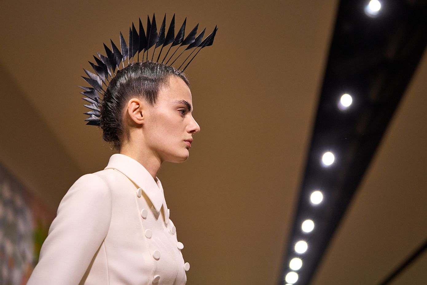 Στην πασαρέλα Dior Couture, είδαμε ένα hairlook βγαλμένο από punk παραμύθι