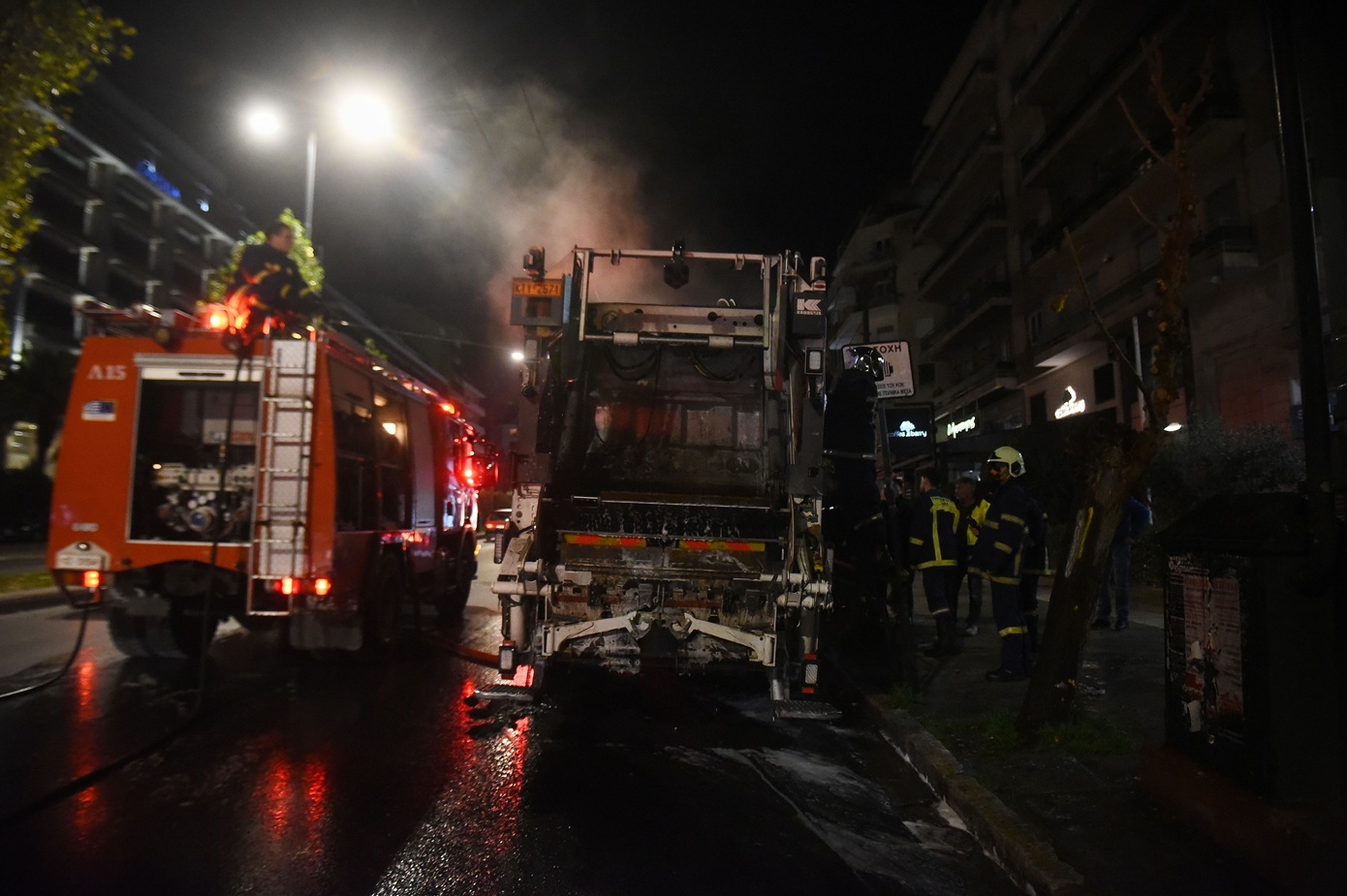 Φωτιά σε καρότσα απορριμματοφόρου στην Λεωφόρο Αλεξάνδρας – Επιχείρησαν εννιά πυροσβέστες με τρία οχήματα