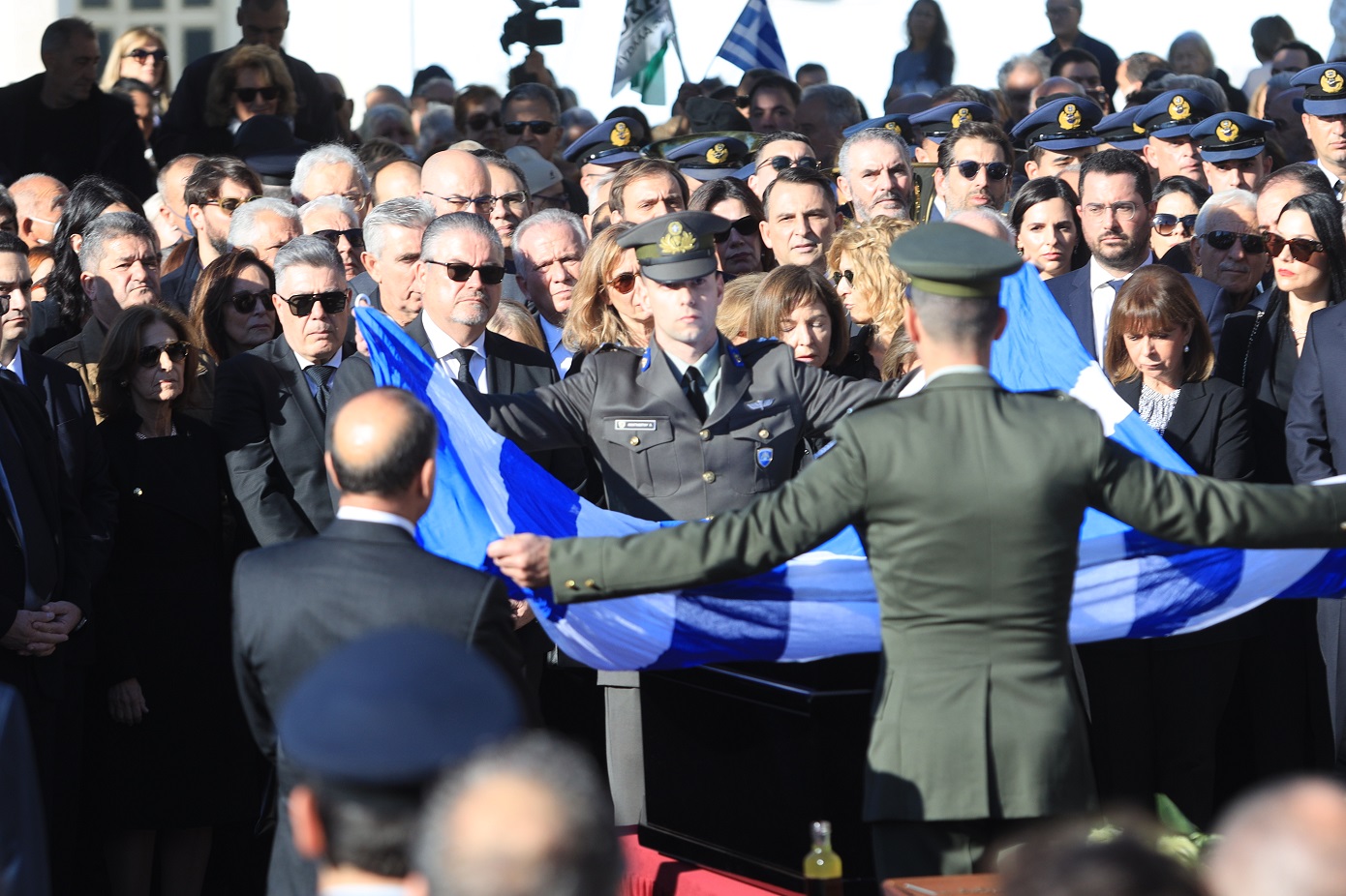 Το τελευταίο αντίο στον Κώστα Σημίτη και οι συγκινητικοί επικήδειοι: «Το ΠΑΣΟΚ αποχαιρετά τον δεύτερο ιστορικό του ηγέτη» &#8211; Βίντεο και φωτογραφίες