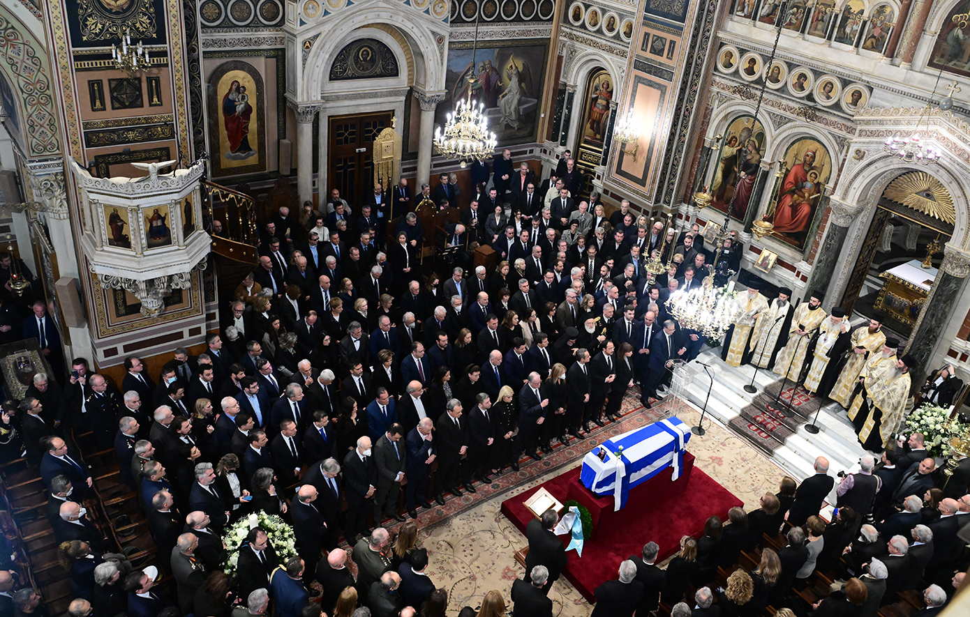 Οι απουσίες από την εξόδιο ακολουθία του Κώστα Σημίτη που συζητήθηκαν και ο άνθρωπος &#8211; σκιά του πρώην πρωθυπουργού