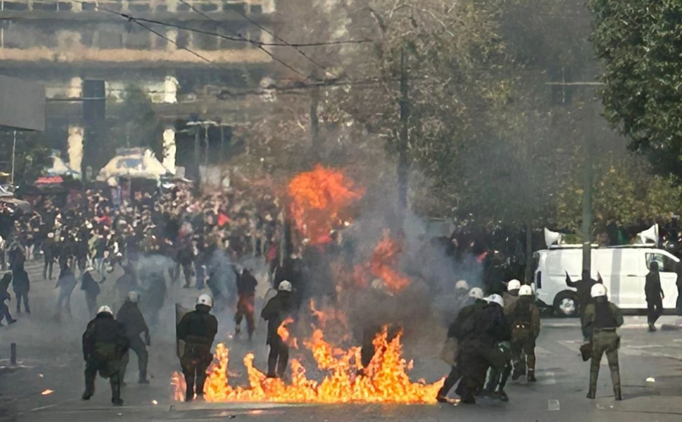 Δώδεκα προσαγωγές και μία σύλληψη στα επεισόδια στο κέντρο της Αθήνας &#8211; Τραυματίστηκαν τέσσερις αστυνομικοί