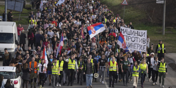 Συνεχίζονται οι διαδηλώσεις στη Σερβία &#8211; Πορεία 100 χιλομέτρων από εκατοντάδες φοιτητές για το τραγικό δυστύχημα