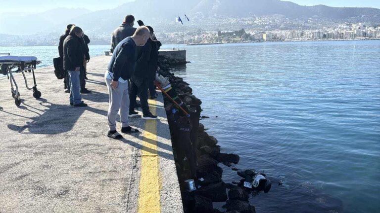 Ερασιτέχνης ψαράς έπεσε στη θάλασσα με το σκούτερ που οδηγούσε στον λιμενοβραχίονα της Μυτιλήνης &#8211; Υπέστη ελαφρά τραύματα