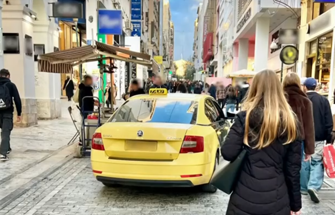 Ταξί τα έκανε μαντάρα και μπήκε στην Ερμού – Δείτε φωτογραφίες