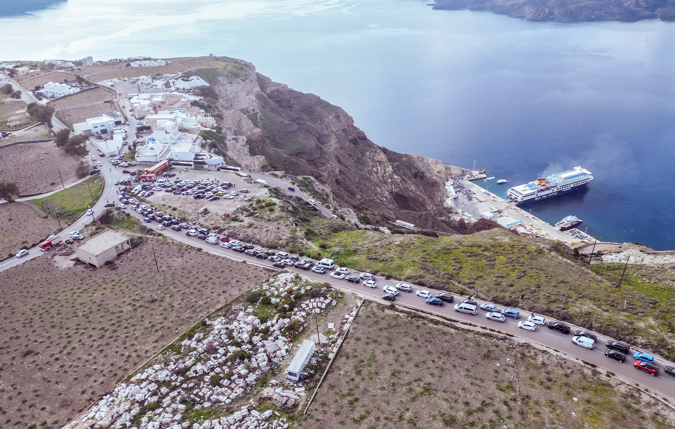 Κοσμοσυρροή στο λιμάνι της Σαντορίνης: Εγκαταλείπουν άρον άρον το νησί μετά τους σεισμούς &#8211; Δείτε φωτογραφίες