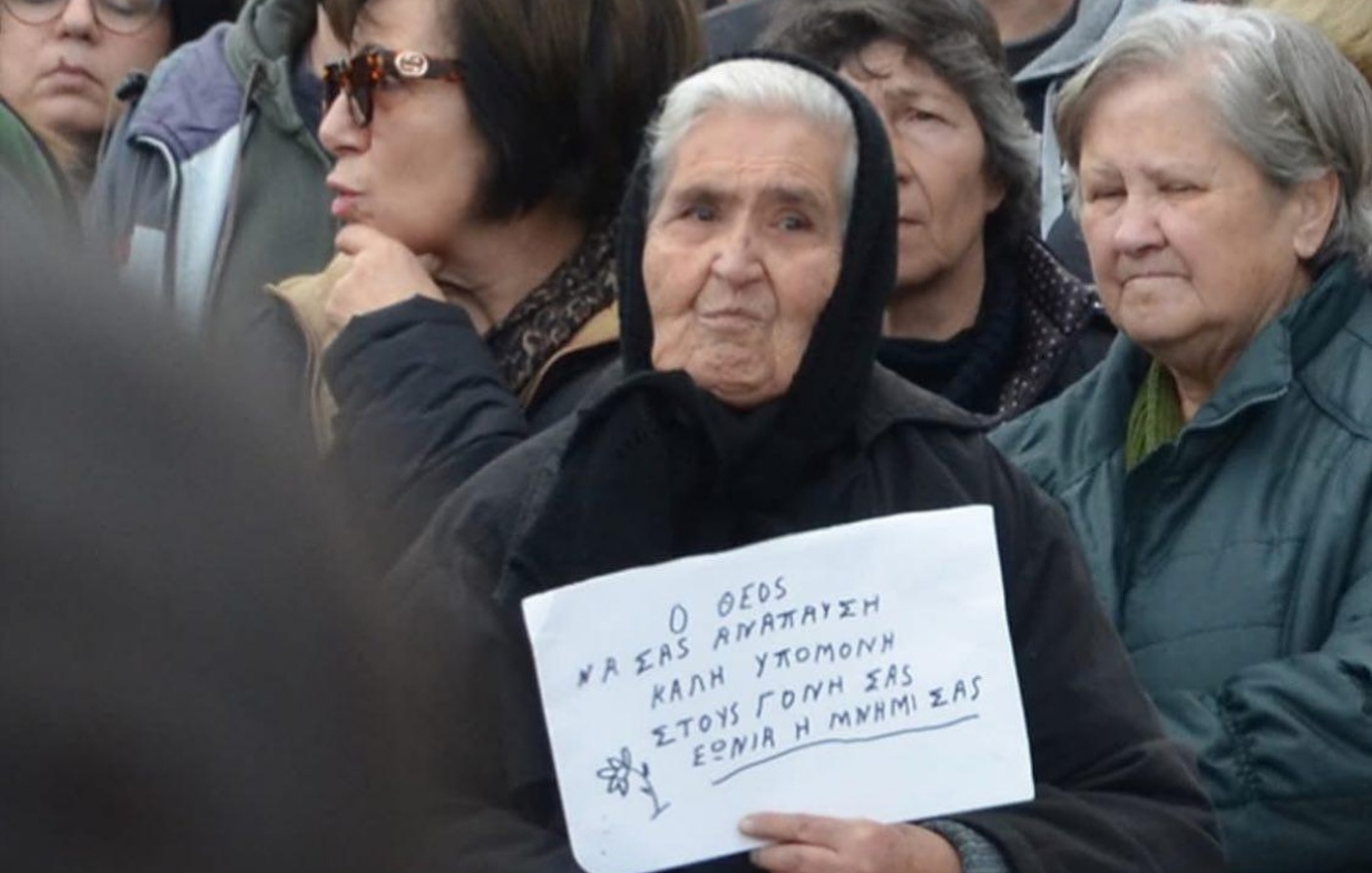 Στιγμές που ράγισαν καρδιές από τη μεγάλη συγκέντρωση για τα Τέμπη